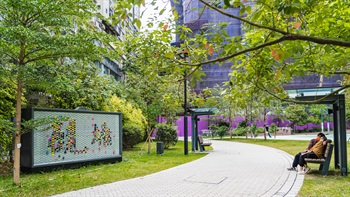 Sheltered seatings are provided for visitors to appreciate the display of the installation <i>“Printing Kwun Tong”</i>, an art installation commemorating the faded packaging and printing industry which thrived in Kwun Tong back in the 1960s to 1980s.